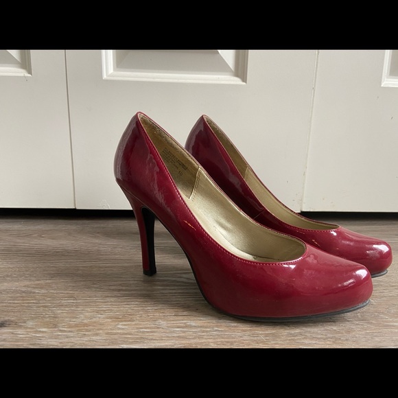 Steve Madden Red Patent Pumps - Picture 2 of 3